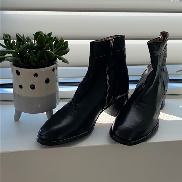 Apostrophe ankle boots. - Picture 2 of 7